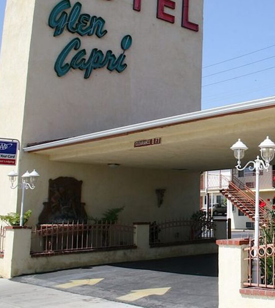 Welcoming entrance of Glen Capri Inn & Suites