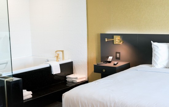 Welcome To Glen Capri Inn & Suites Burbank Universal - Honeymoon Suite