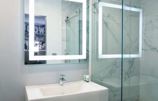 Welcome To Glen Capri Inn & Suites Burbank Universal - Private Bathroom